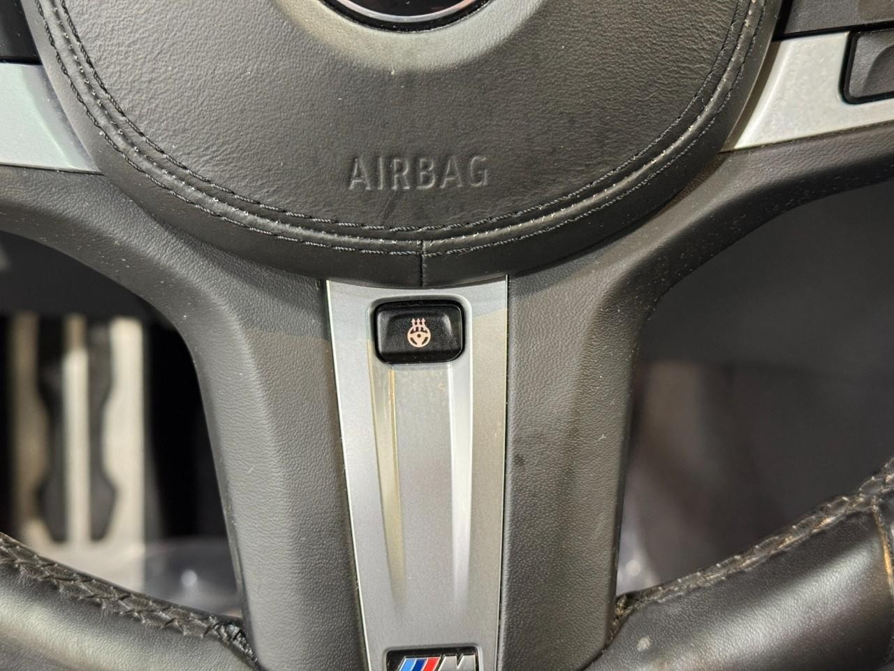 BMW 5 Series Vehicle Full-screen Gallery Image 36