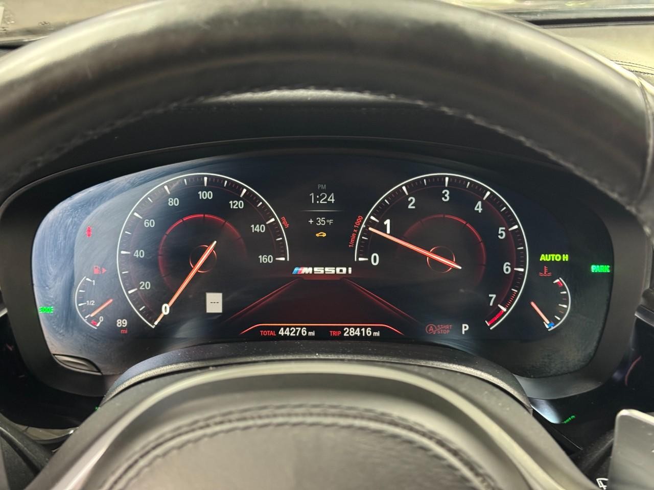 BMW 5 Series Vehicle Full-screen Gallery Image 37