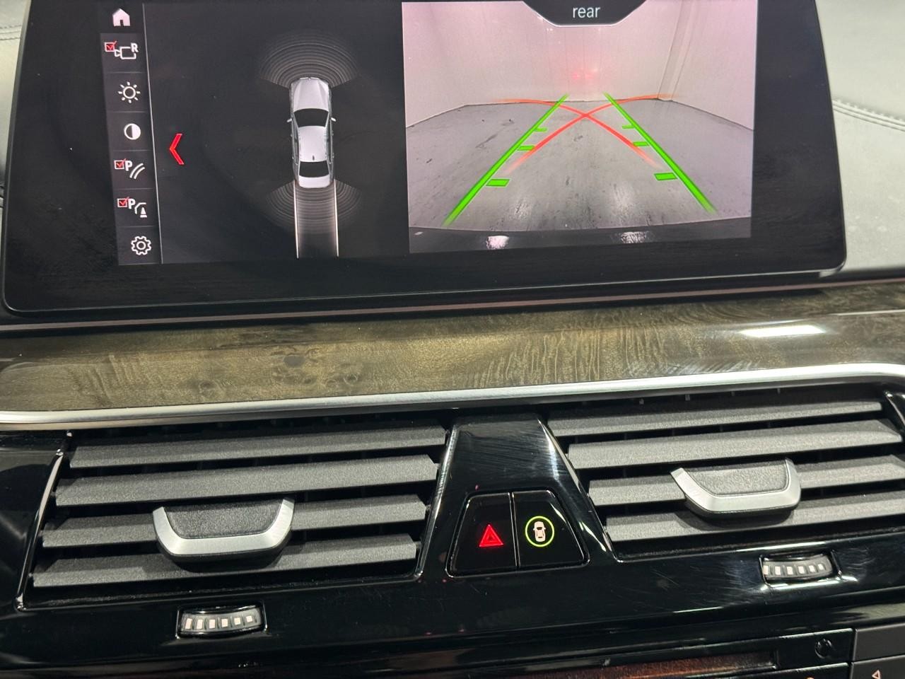 BMW 5 Series Vehicle Full-screen Gallery Image 38