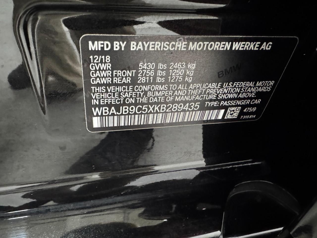 BMW 5 Series Vehicle Full-screen Gallery Image 39