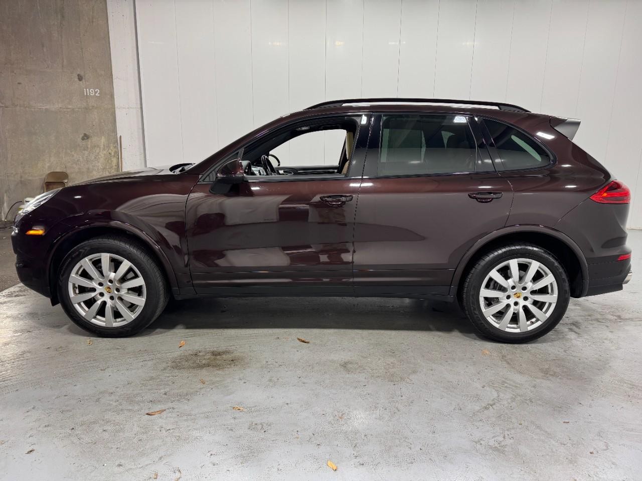 Porsche Cayenne Vehicle Full-screen Gallery Image 2