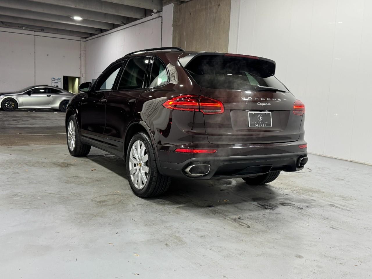 Porsche Cayenne Vehicle Full-screen Gallery Image 3