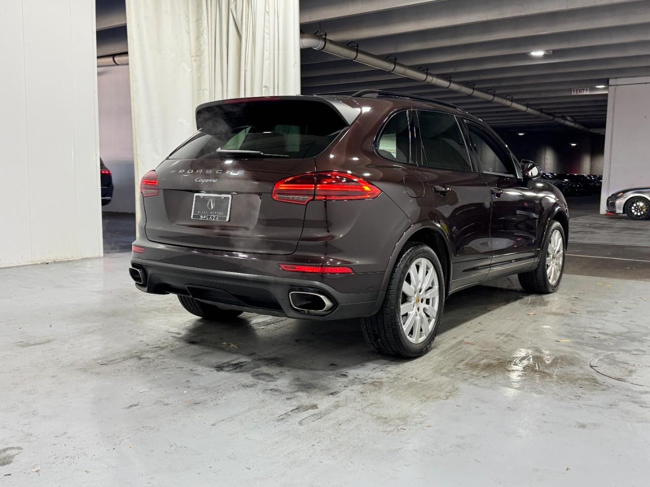 Porsche Cayenne Vehicle Full-screen Gallery Image 4