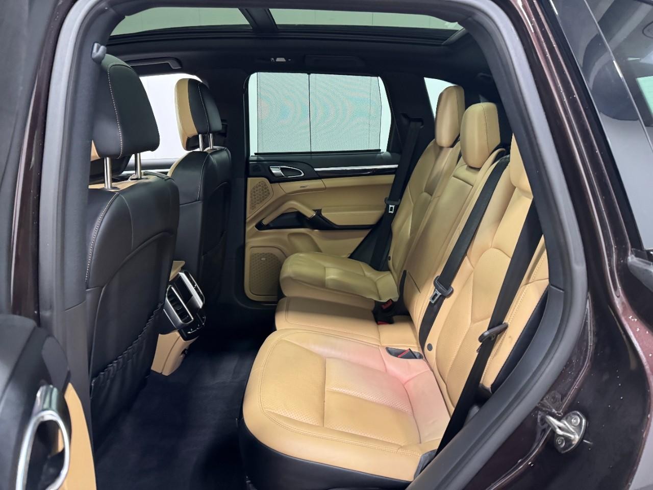 Porsche Cayenne Vehicle Full-screen Gallery Image 8