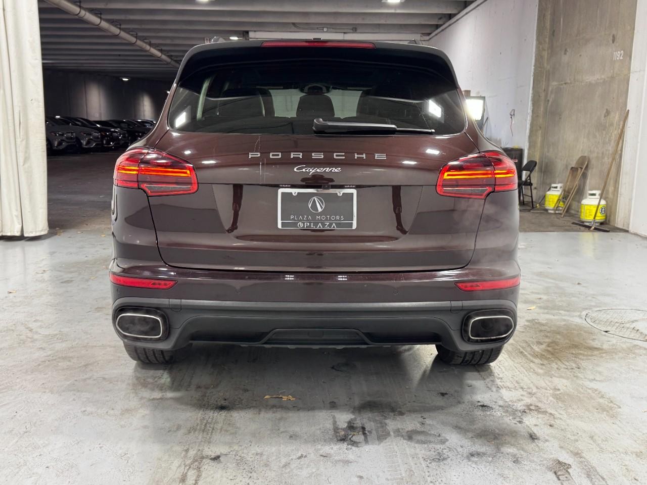 Porsche Cayenne Vehicle Full-screen Gallery Image 9