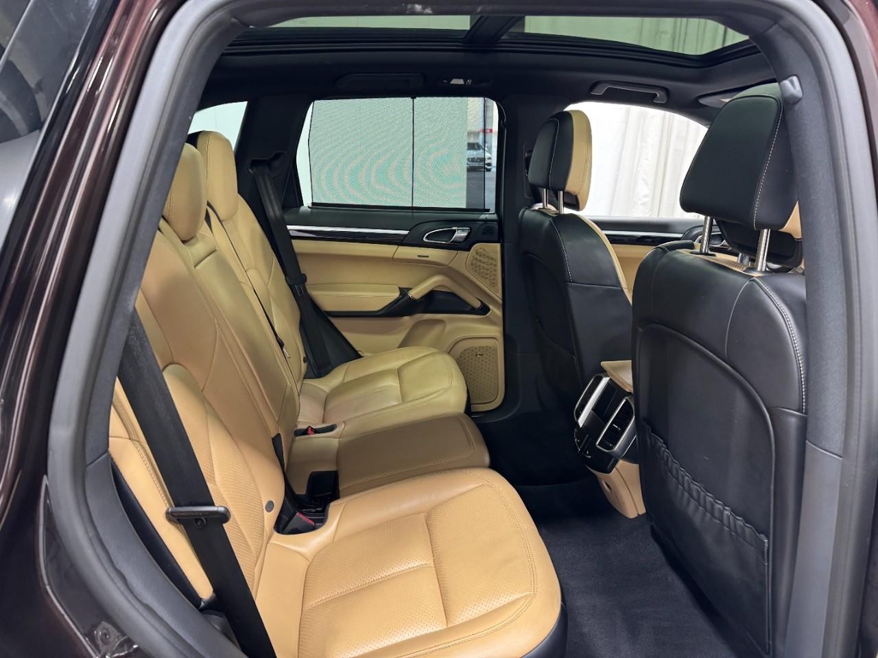 Porsche Cayenne Vehicle Full-screen Gallery Image 10