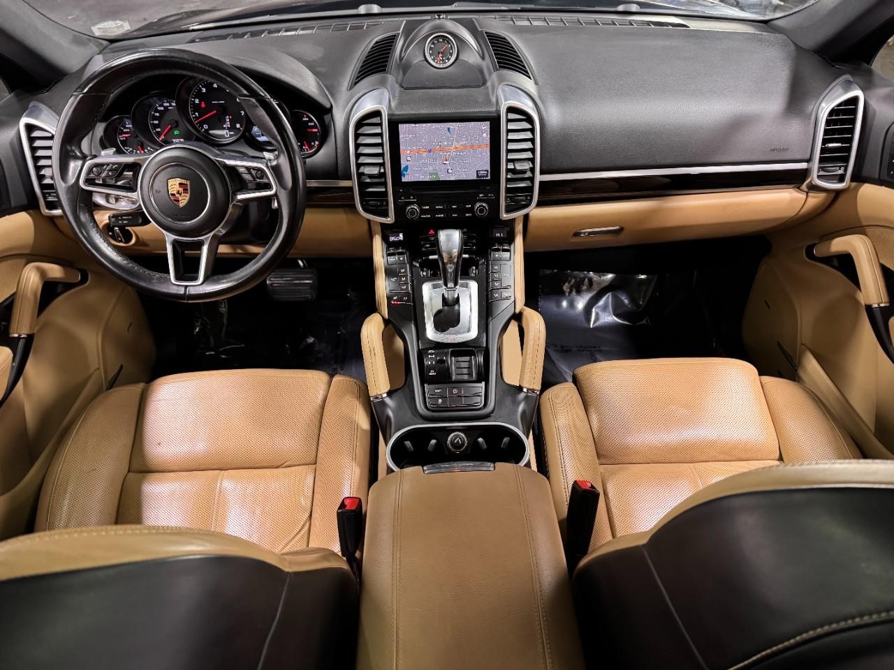 Porsche Cayenne Vehicle Full-screen Gallery Image 13
