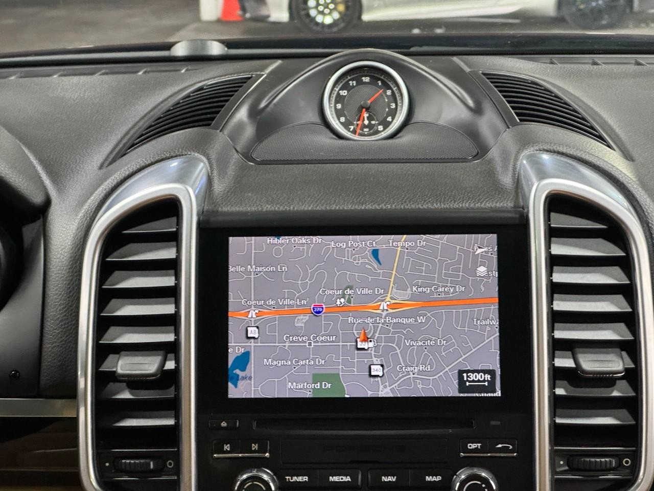 Porsche Cayenne Vehicle Full-screen Gallery Image 15