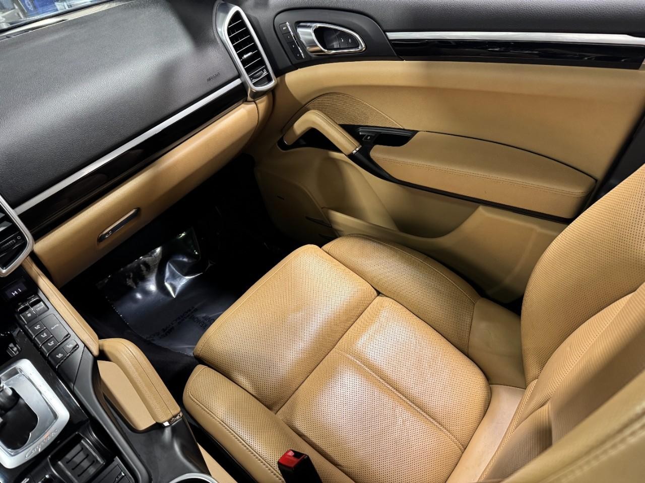 Porsche Cayenne Vehicle Full-screen Gallery Image 17