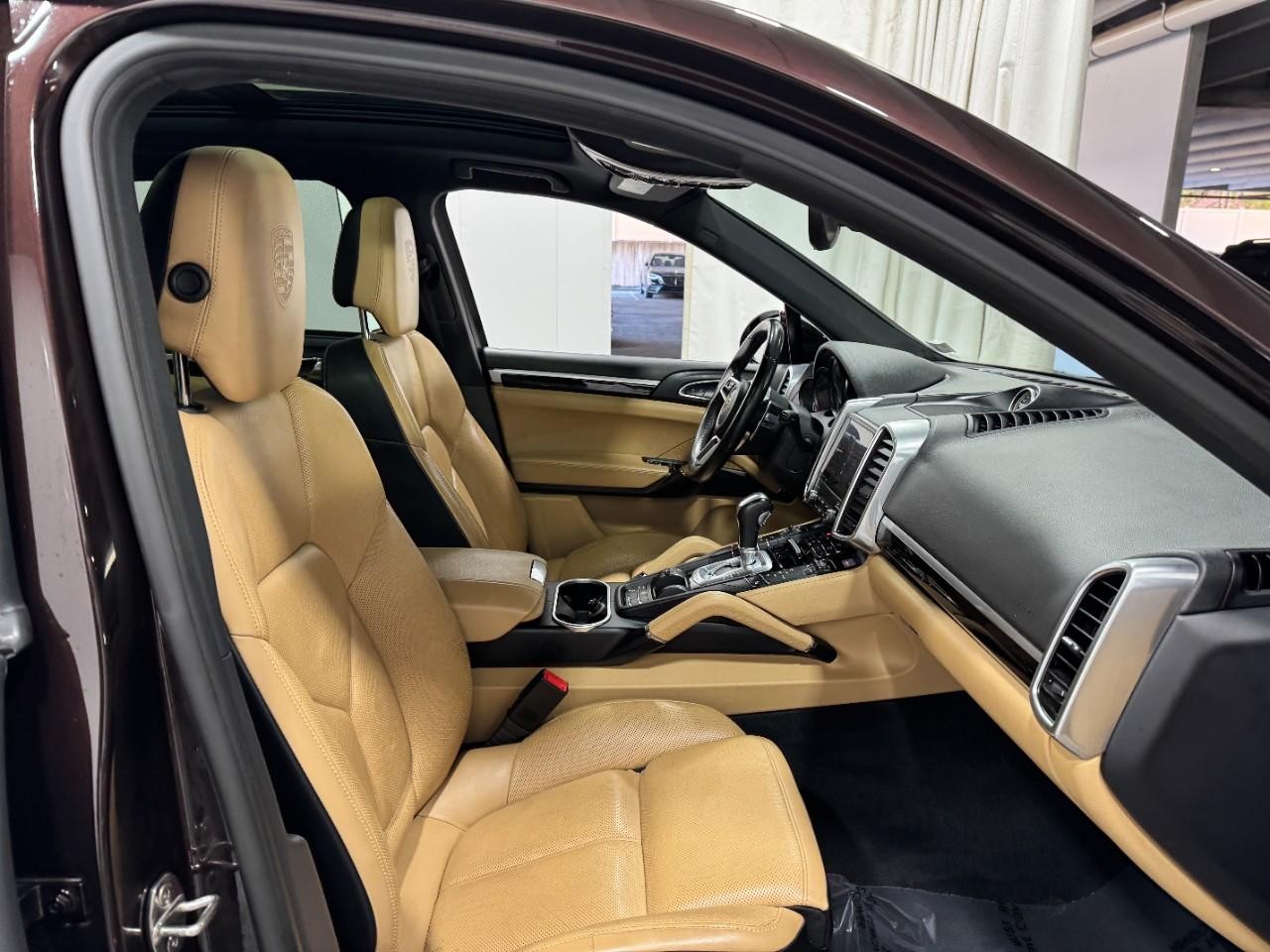 Porsche Cayenne Vehicle Full-screen Gallery Image 18