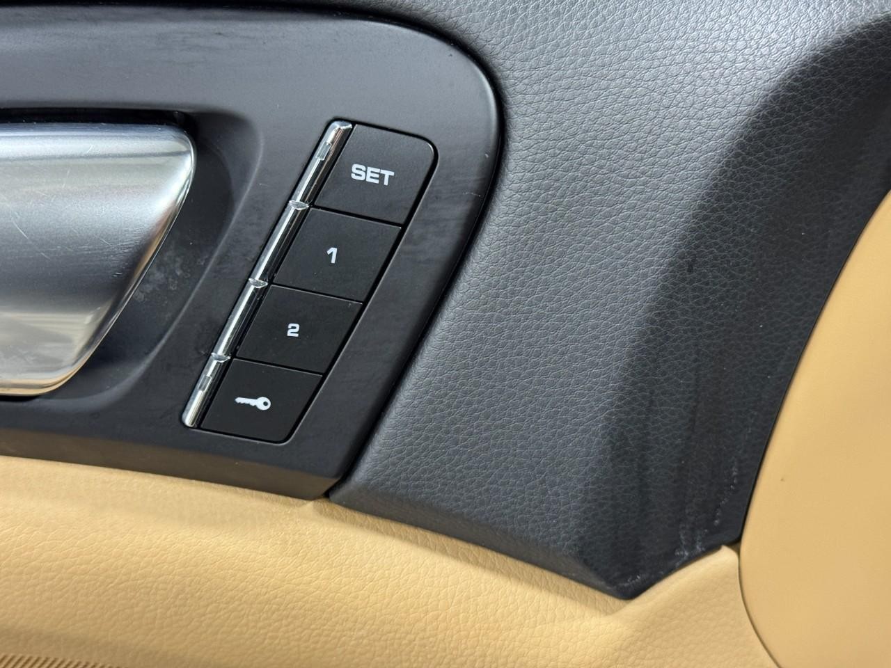 Porsche Cayenne Vehicle Full-screen Gallery Image 24