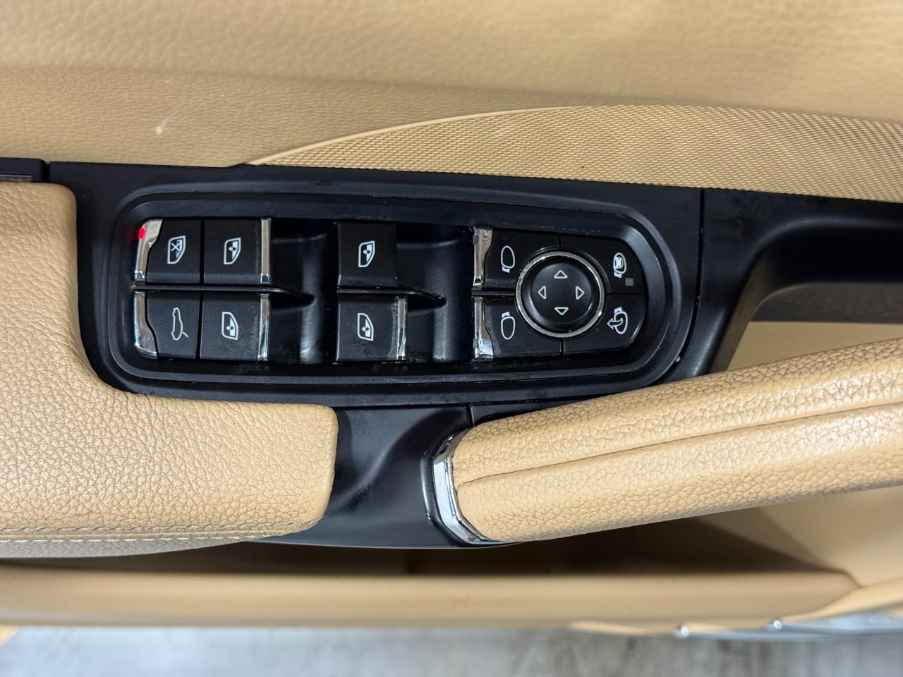 Porsche Cayenne Vehicle Full-screen Gallery Image 26