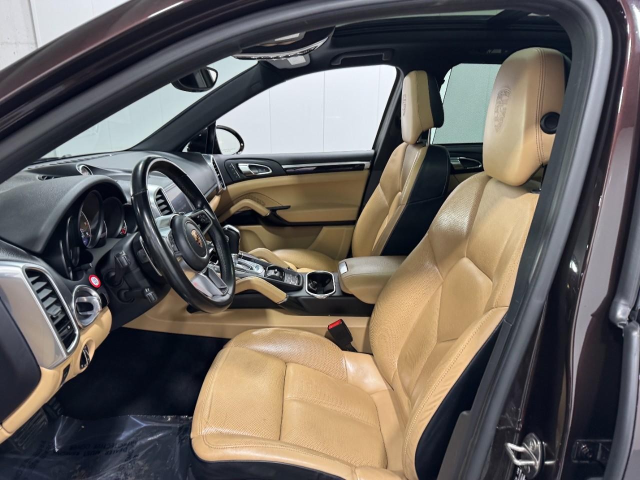 Porsche Cayenne Vehicle Full-screen Gallery Image 28