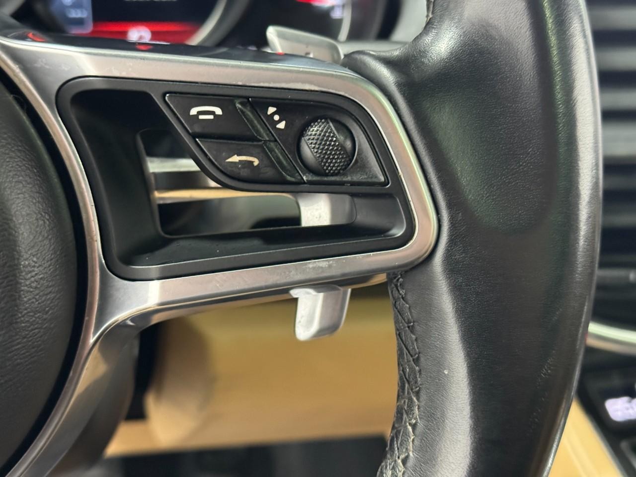 Porsche Cayenne Vehicle Full-screen Gallery Image 34