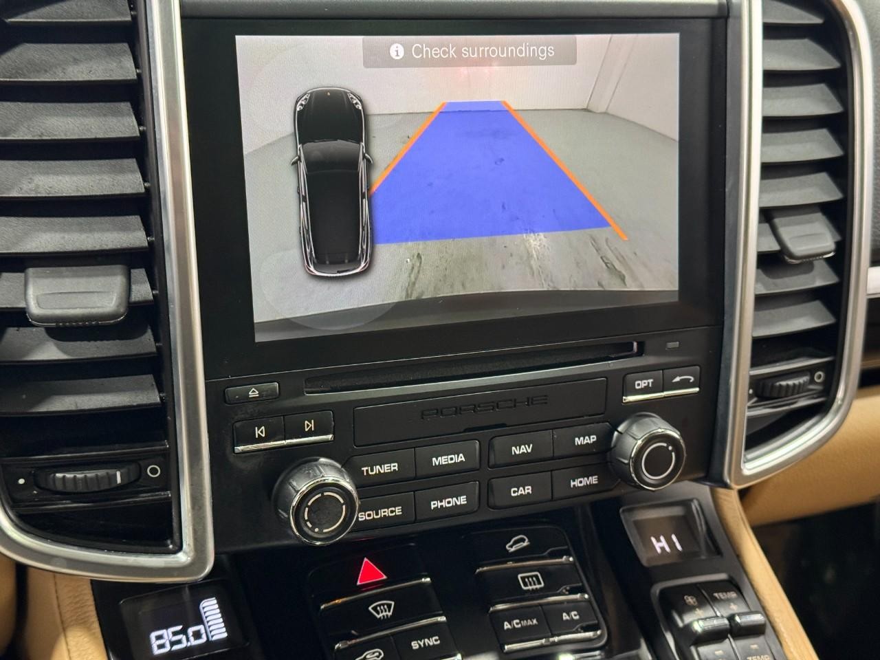 Porsche Cayenne Vehicle Full-screen Gallery Image 36