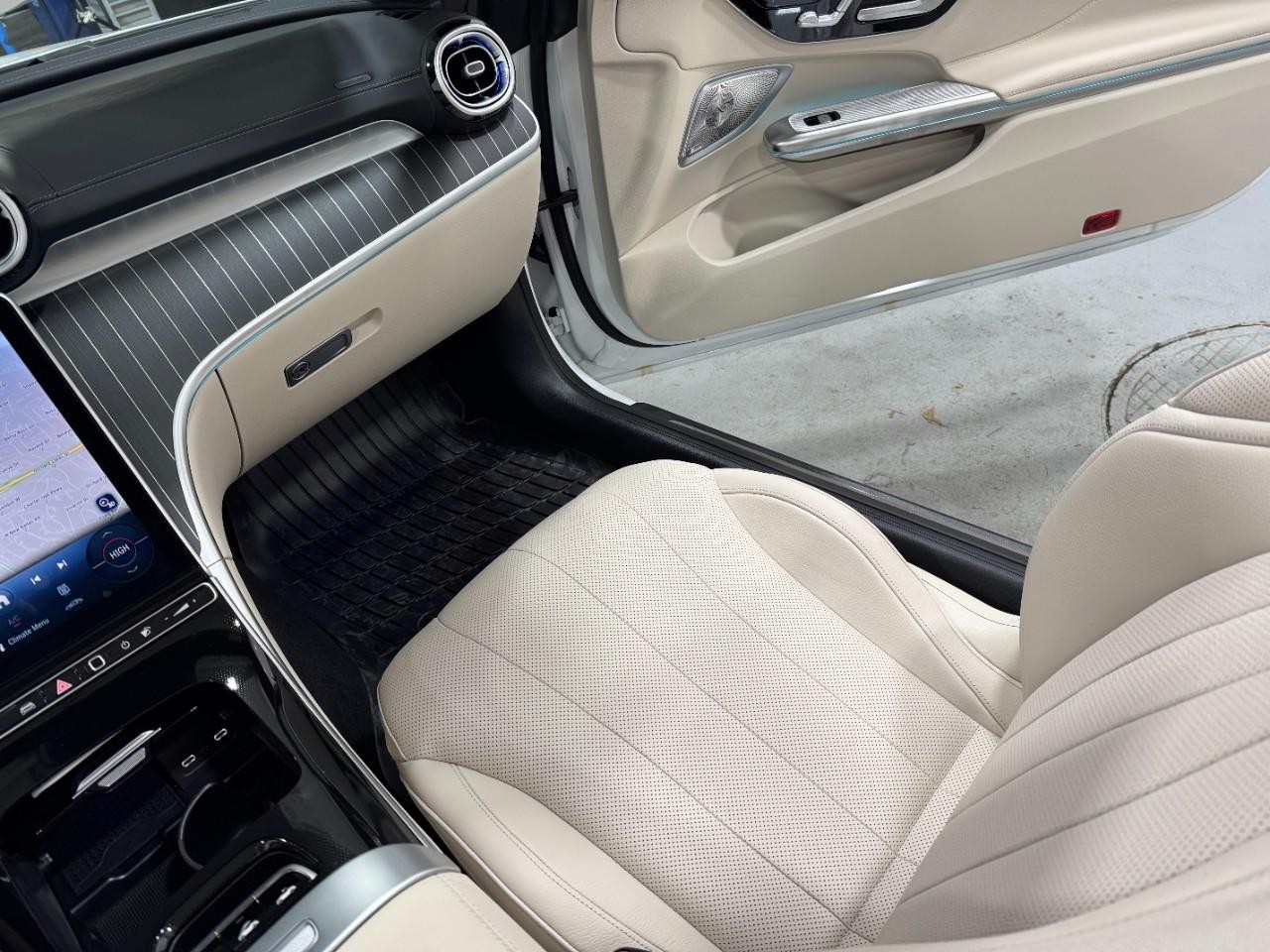 Mercedes-Benz CLE Vehicle Full-screen Gallery Image 14