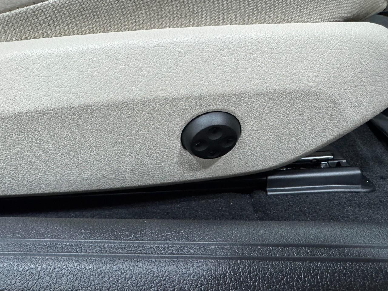 Mercedes-Benz CLE Vehicle Full-screen Gallery Image 17