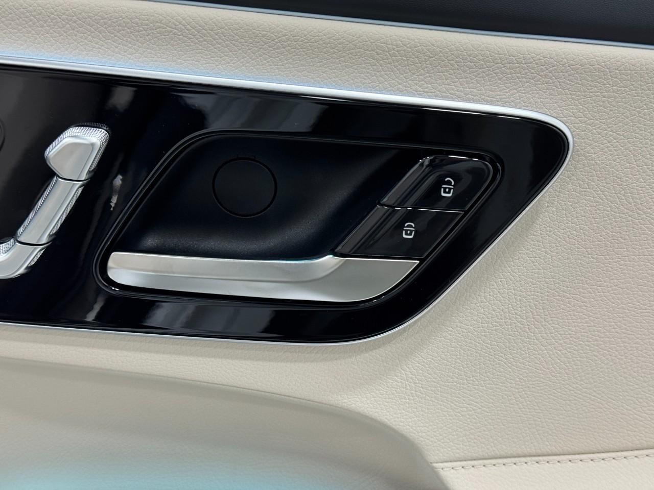 Mercedes-Benz CLE Vehicle Full-screen Gallery Image 19