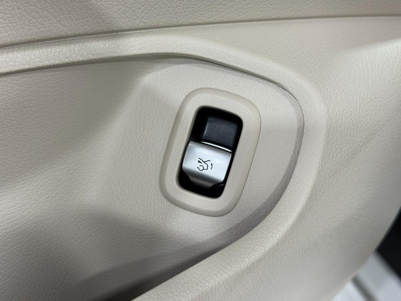 Mercedes-Benz CLE Vehicle Full-screen Gallery Image 25