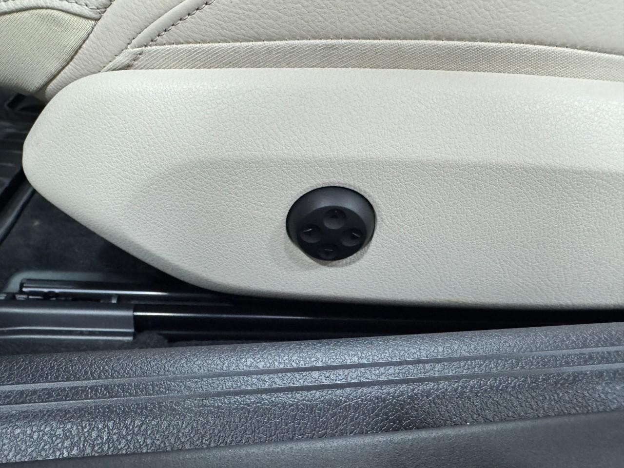 Mercedes-Benz CLE Vehicle Full-screen Gallery Image 28