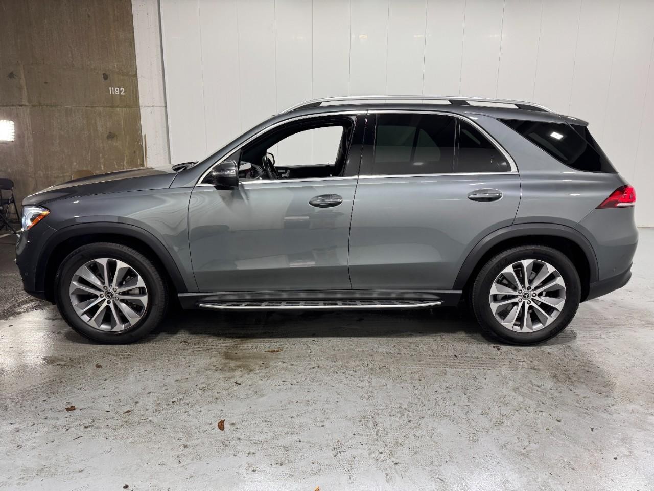 Mercedes-Benz GLE Vehicle Full-screen Gallery Image 2