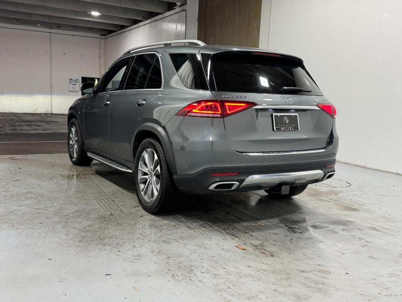 Mercedes-Benz GLE Vehicle Full-screen Gallery Image 3