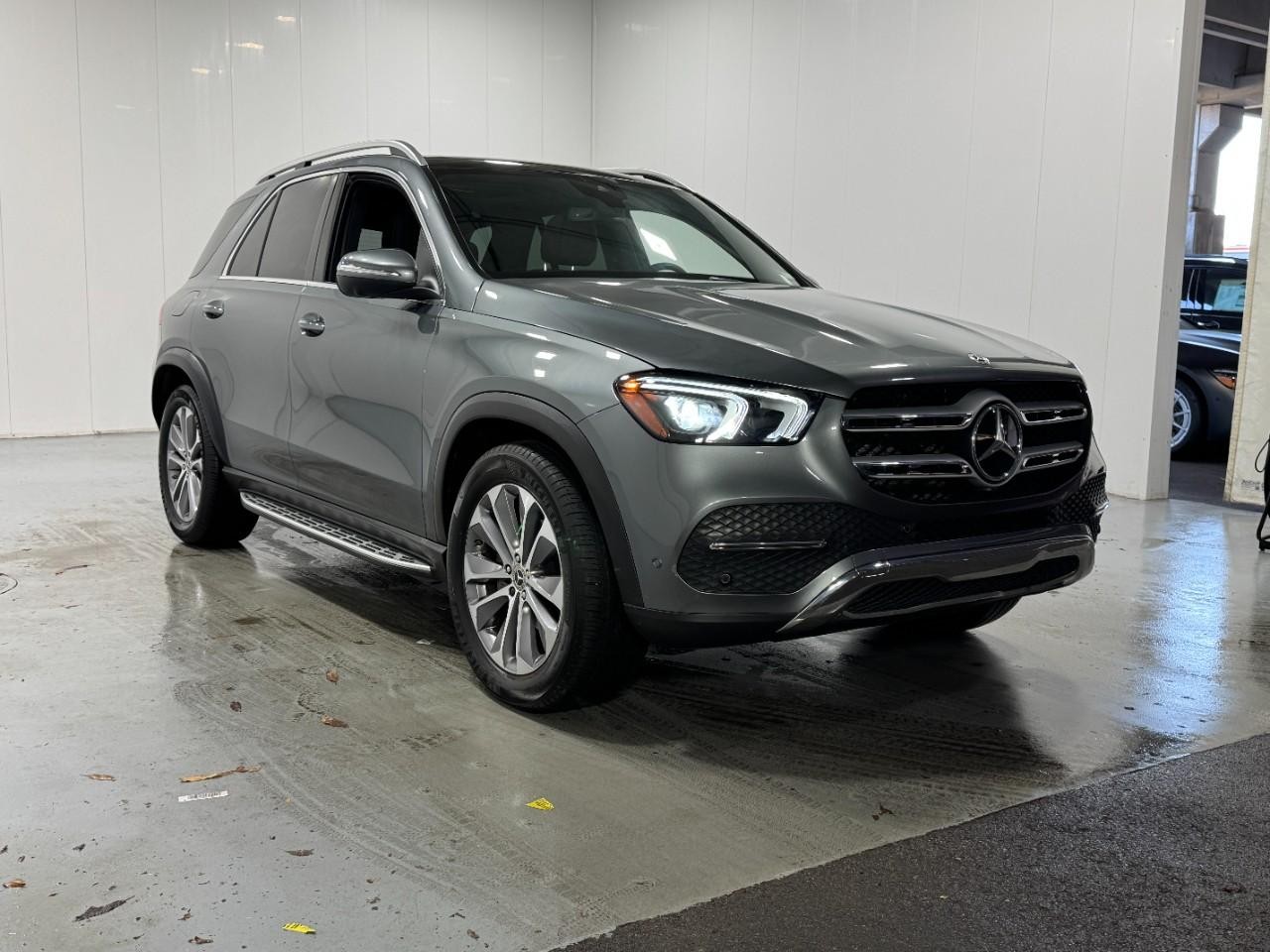 Mercedes-Benz GLE Vehicle Full-screen Gallery Image 6