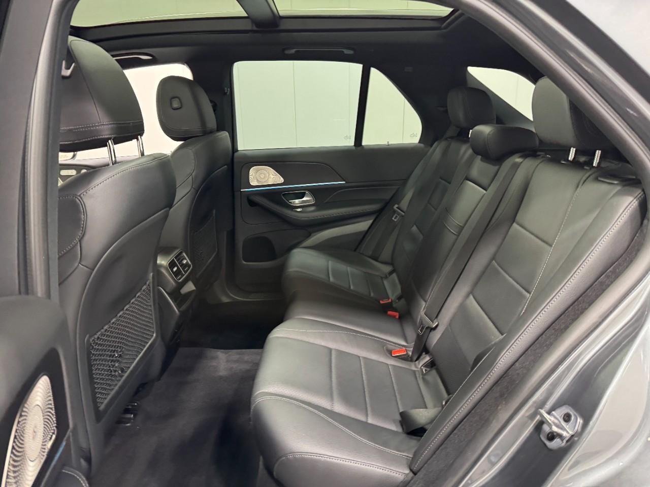 Mercedes-Benz GLE Vehicle Full-screen Gallery Image 8