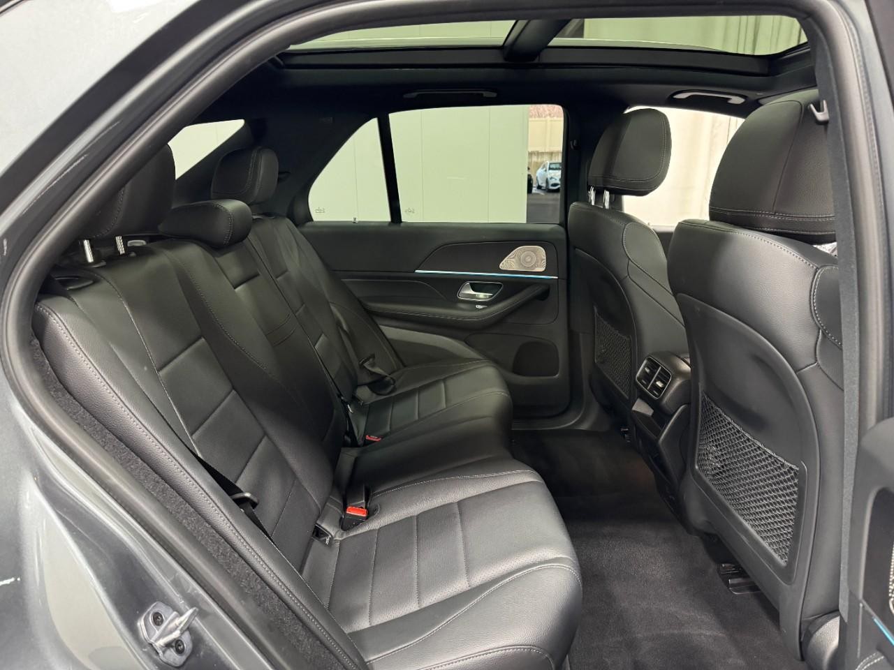 Mercedes-Benz GLE Vehicle Full-screen Gallery Image 10