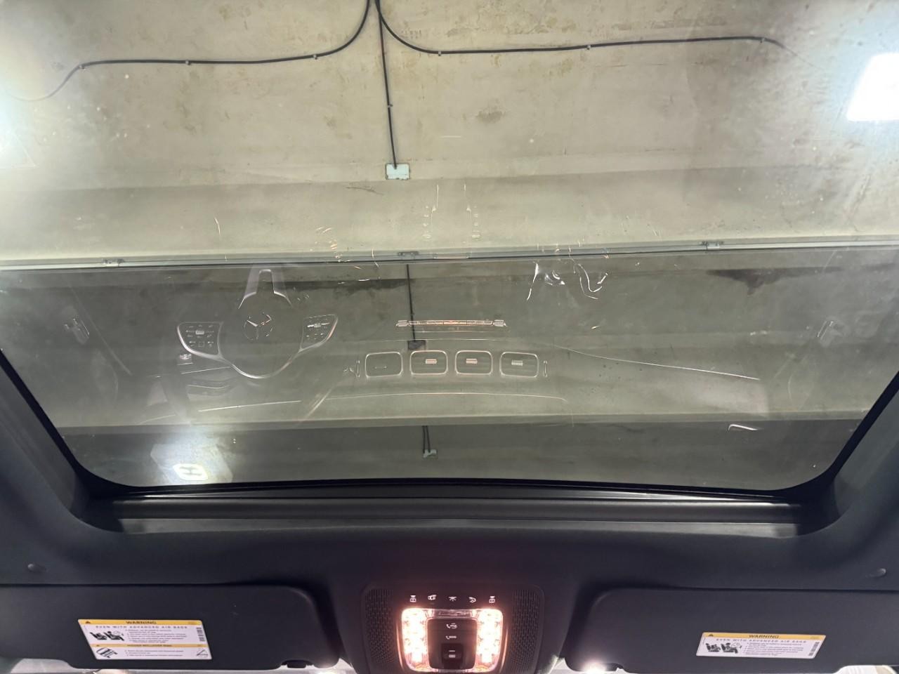 Mercedes-Benz GLE Vehicle Full-screen Gallery Image 11