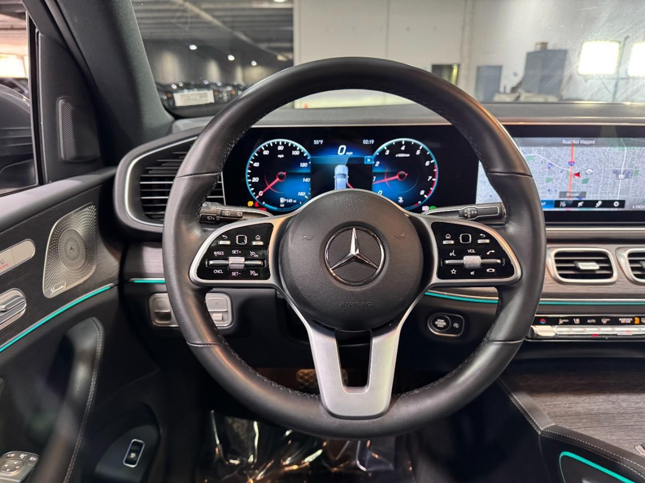Mercedes-Benz GLE Vehicle Full-screen Gallery Image 13