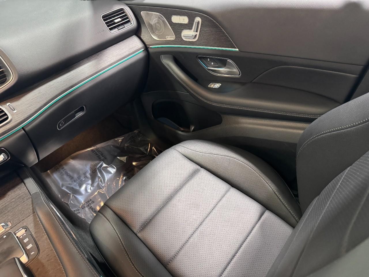 Mercedes-Benz GLE Vehicle Full-screen Gallery Image 17