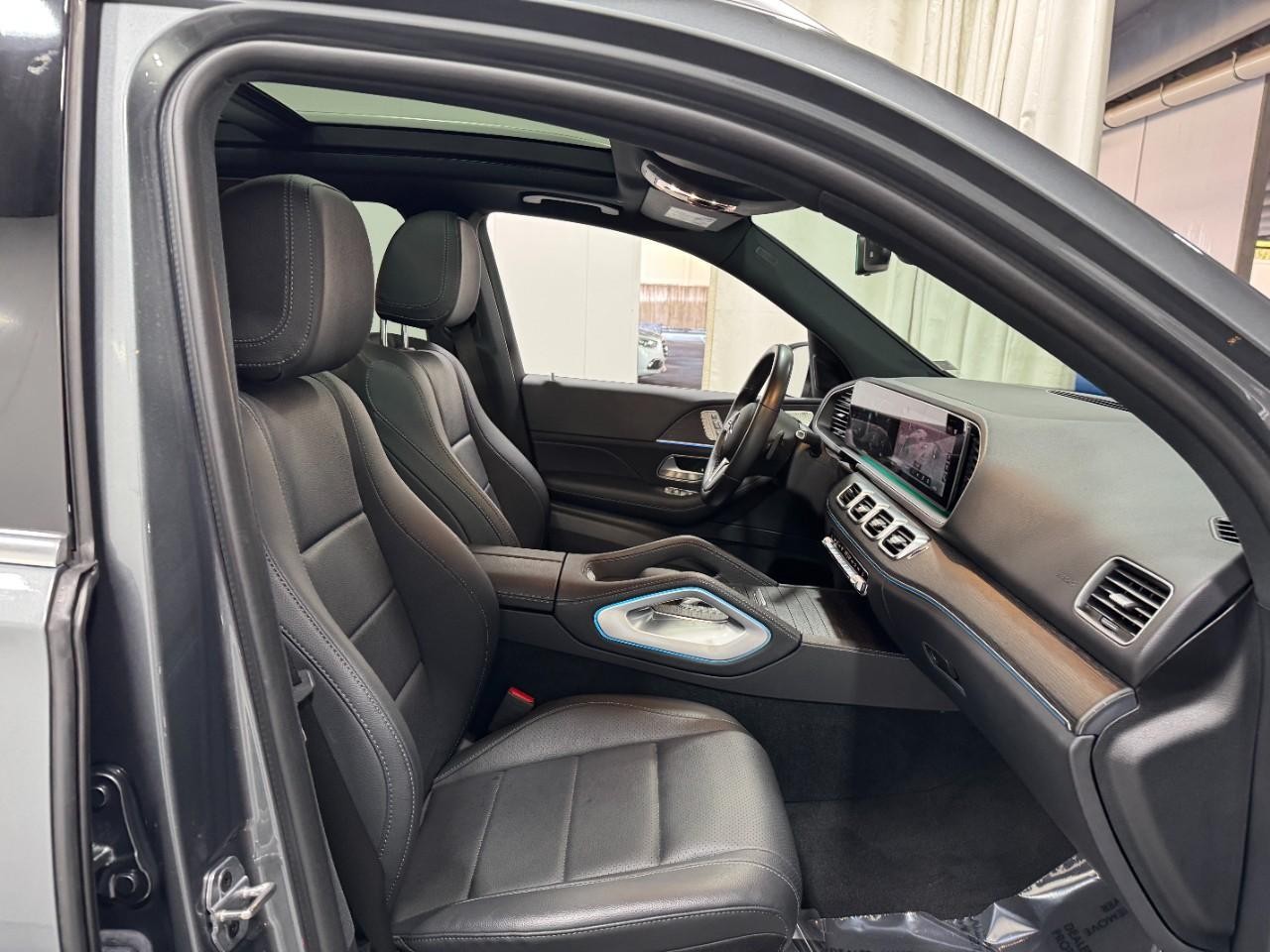 Mercedes-Benz GLE Vehicle Full-screen Gallery Image 18