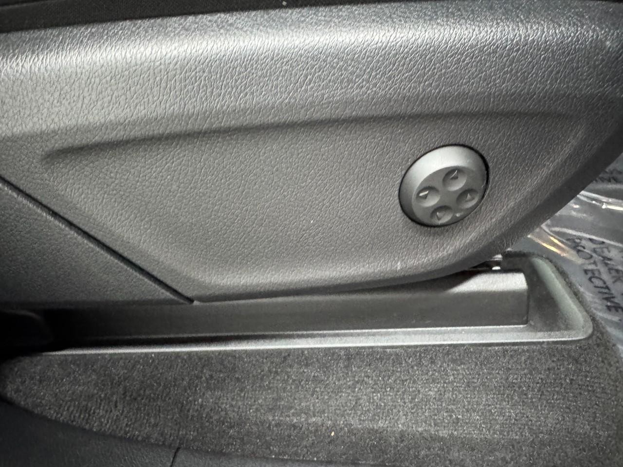 Mercedes-Benz GLE Vehicle Full-screen Gallery Image 20