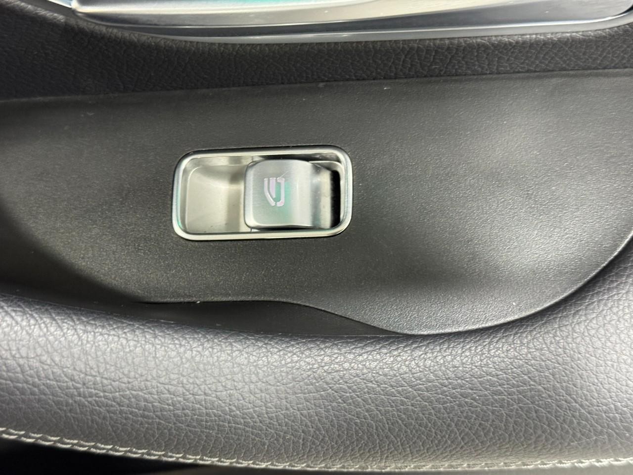 Mercedes-Benz GLE Vehicle Full-screen Gallery Image 23