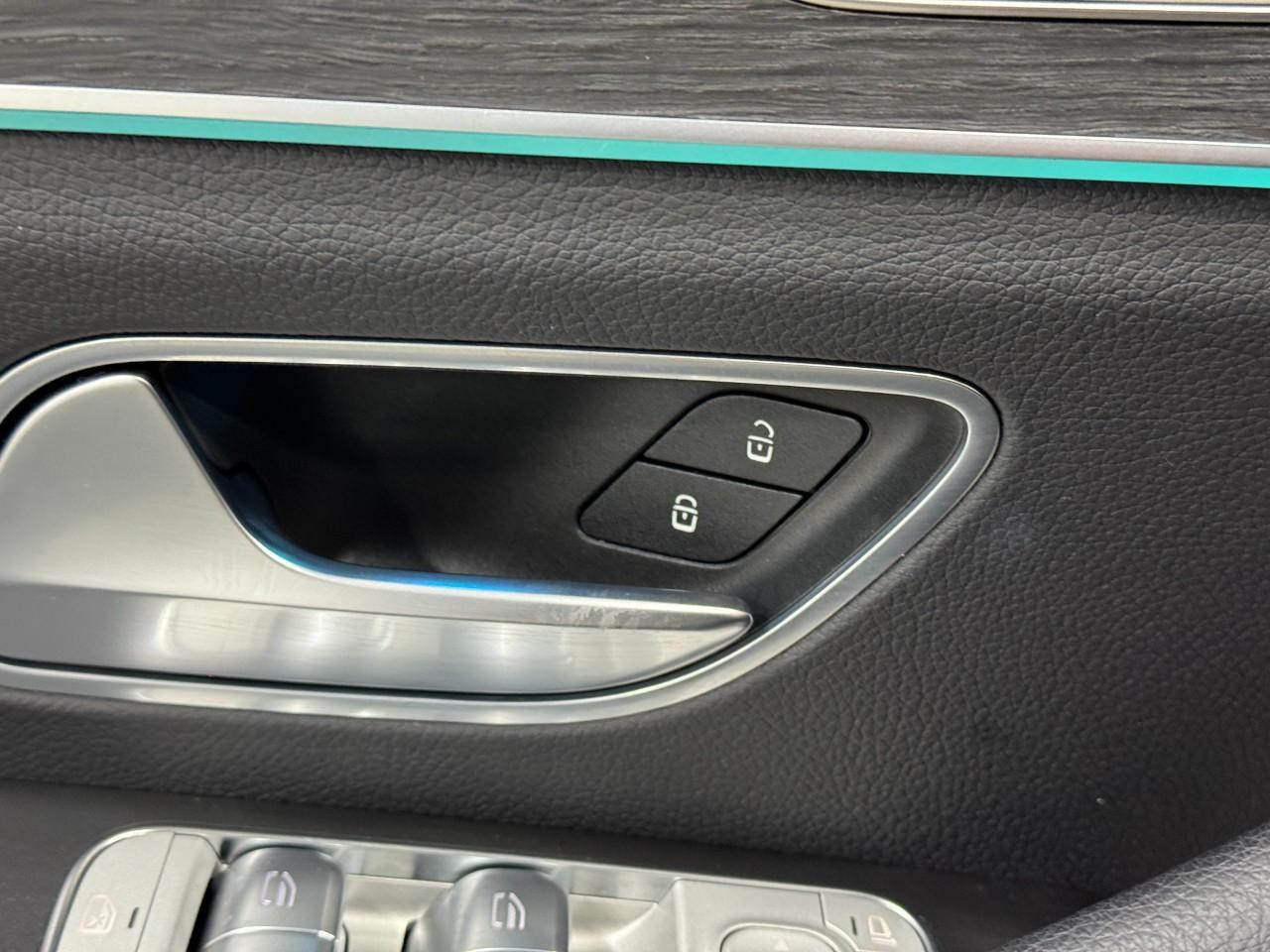 Mercedes-Benz GLE Vehicle Full-screen Gallery Image 26