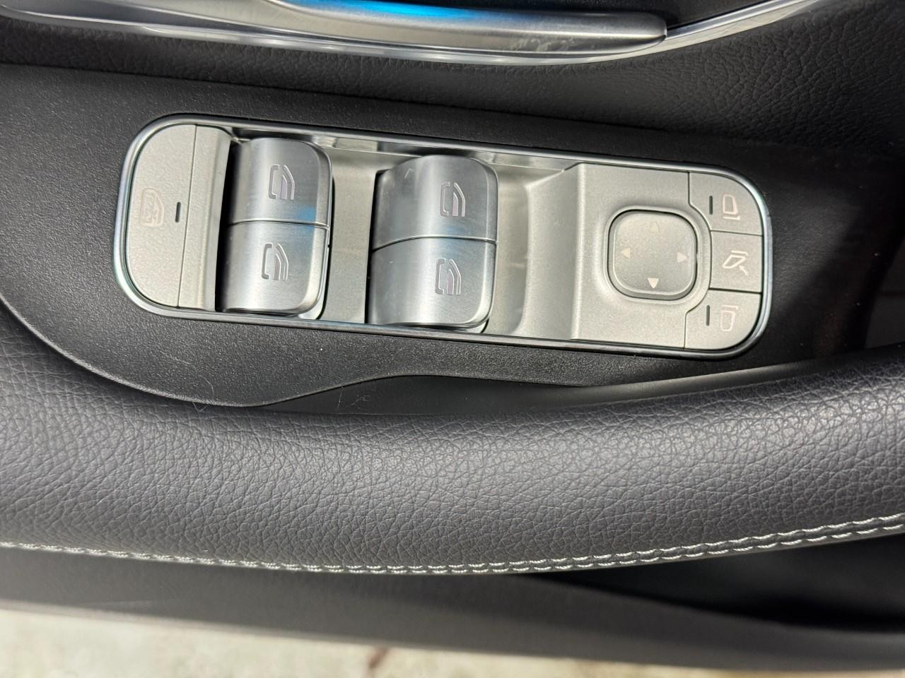 Mercedes-Benz GLE Vehicle Full-screen Gallery Image 27