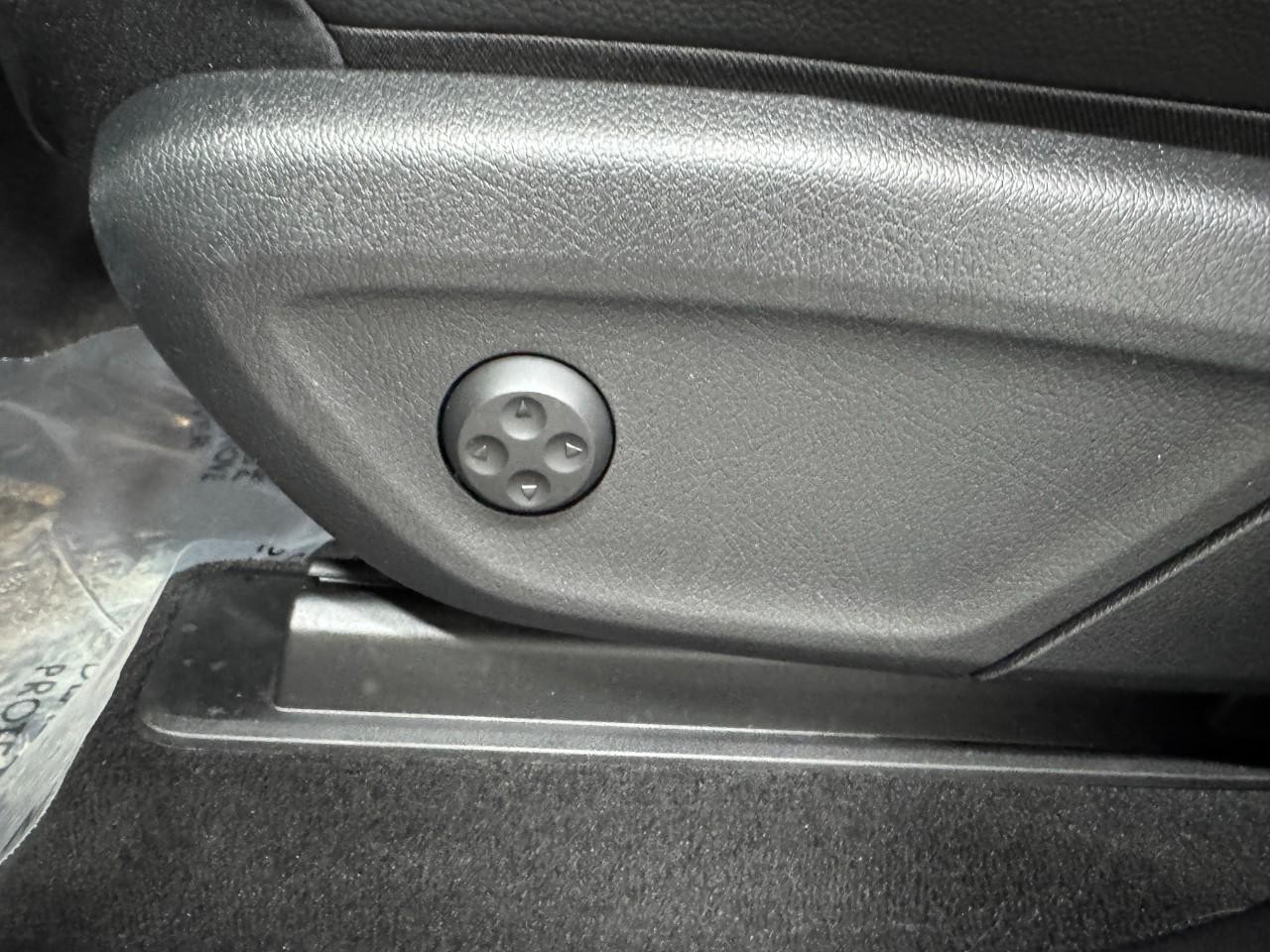 Mercedes-Benz GLE Vehicle Full-screen Gallery Image 31