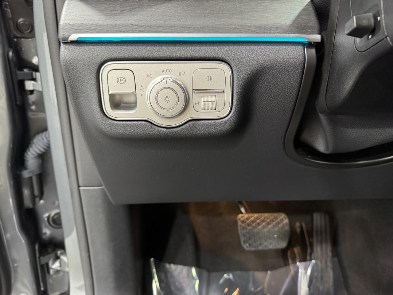 Mercedes-Benz GLE Vehicle Full-screen Gallery Image 32