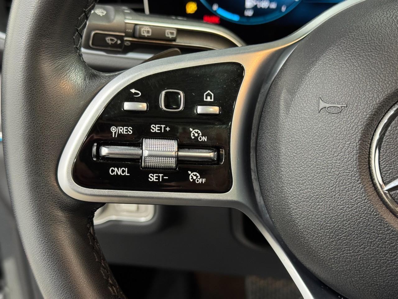 Mercedes-Benz GLE Vehicle Full-screen Gallery Image 33