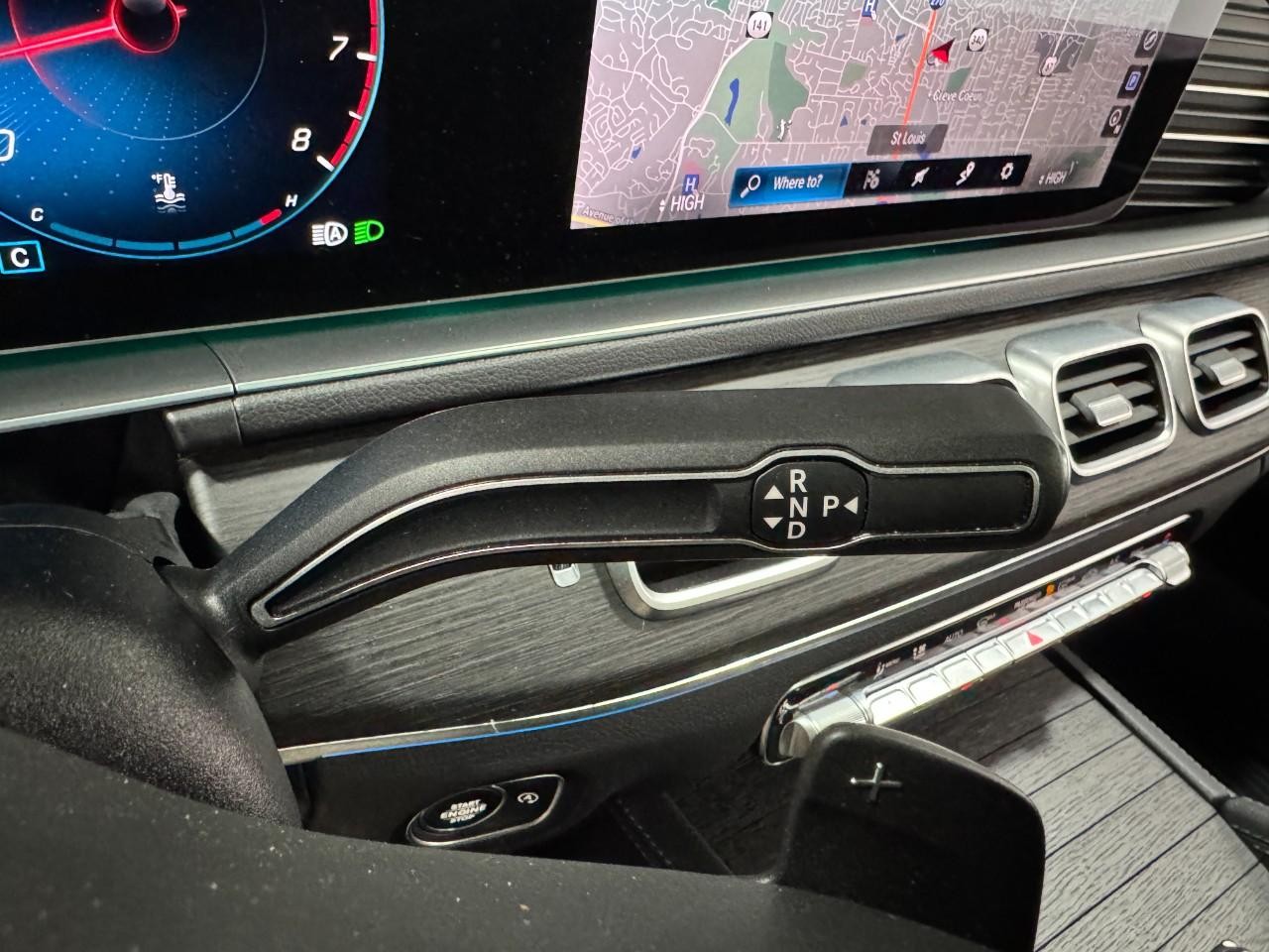 Mercedes-Benz GLE Vehicle Full-screen Gallery Image 36