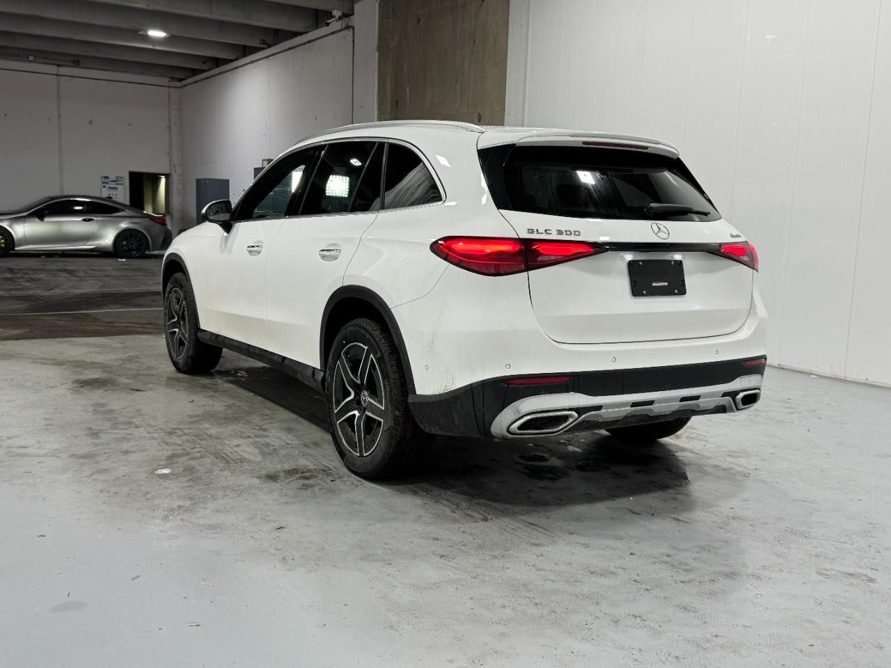 Mercedes-Benz GLC Vehicle Full-screen Gallery Image 3