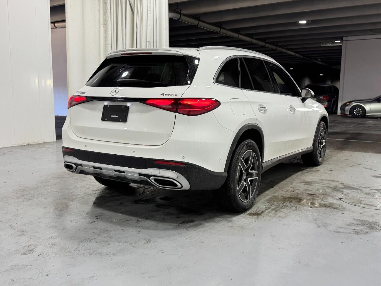 Mercedes-Benz GLC Vehicle Full-screen Gallery Image 4