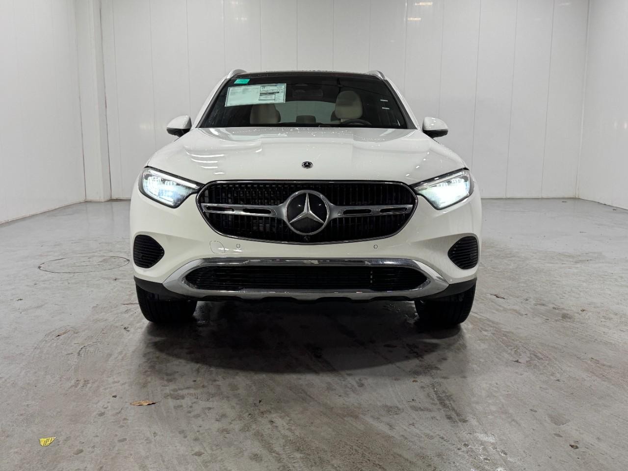 Mercedes-Benz GLC Vehicle Full-screen Gallery Image 7