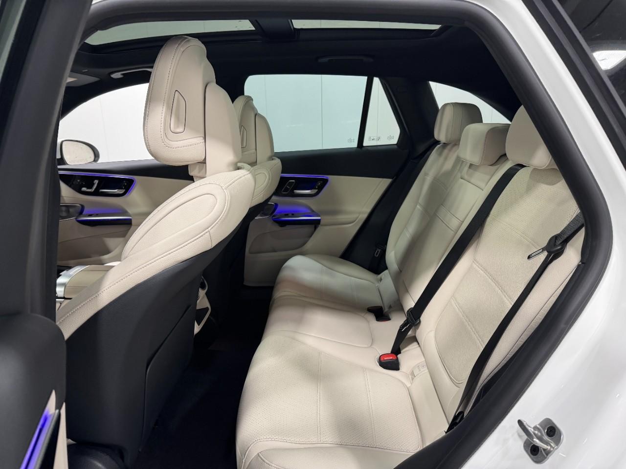 Mercedes-Benz GLC Vehicle Full-screen Gallery Image 8