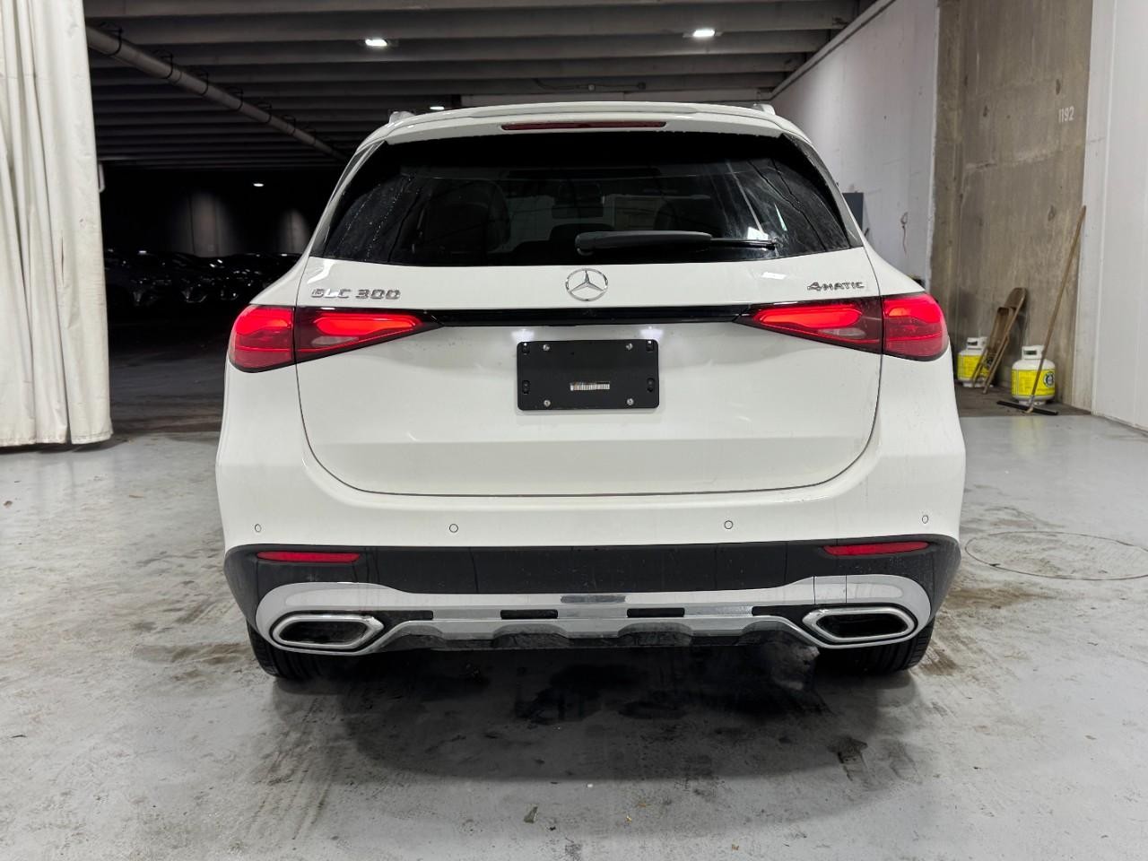 Mercedes-Benz GLC Vehicle Full-screen Gallery Image 9