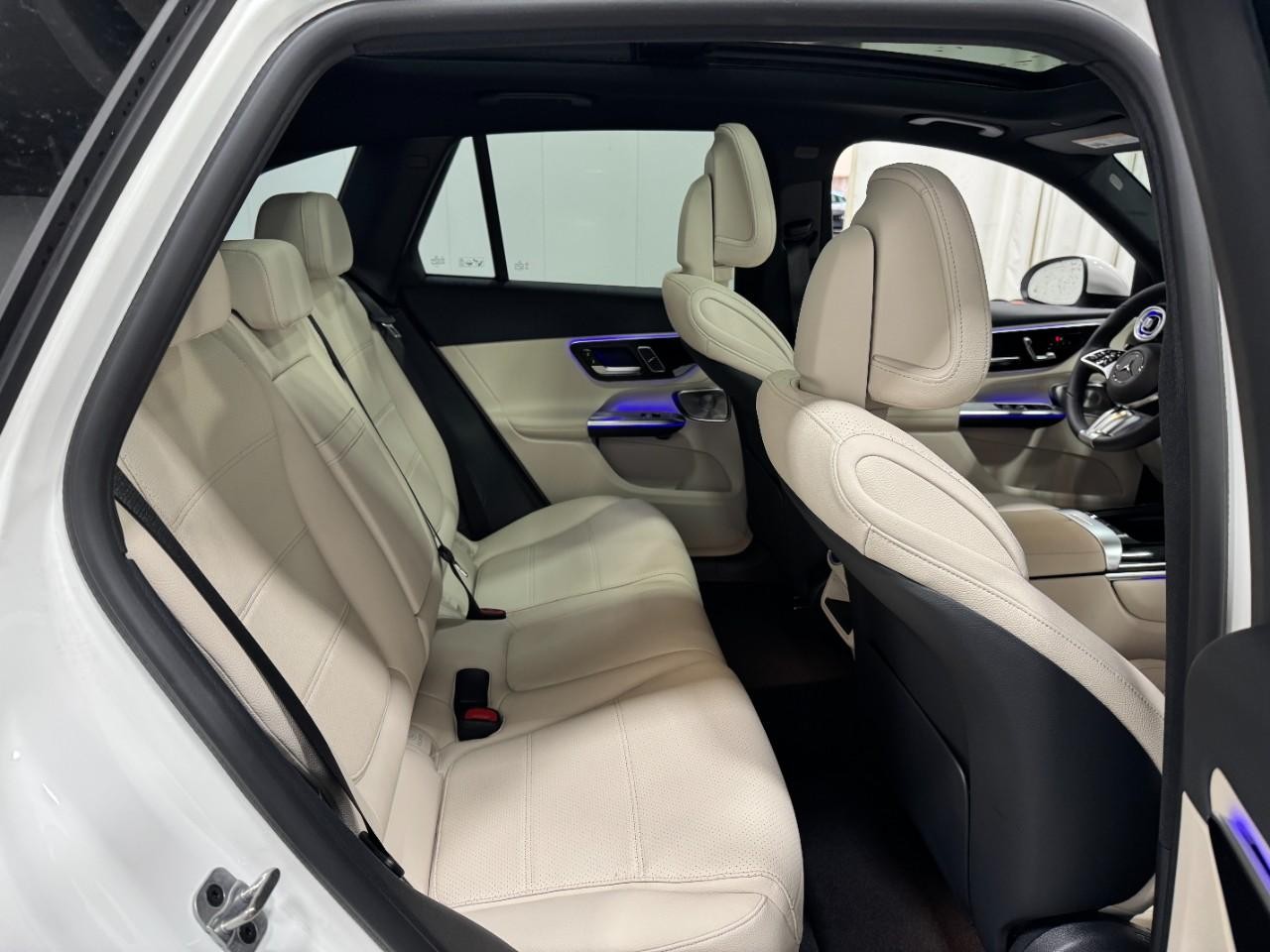 Mercedes-Benz GLC Vehicle Full-screen Gallery Image 10