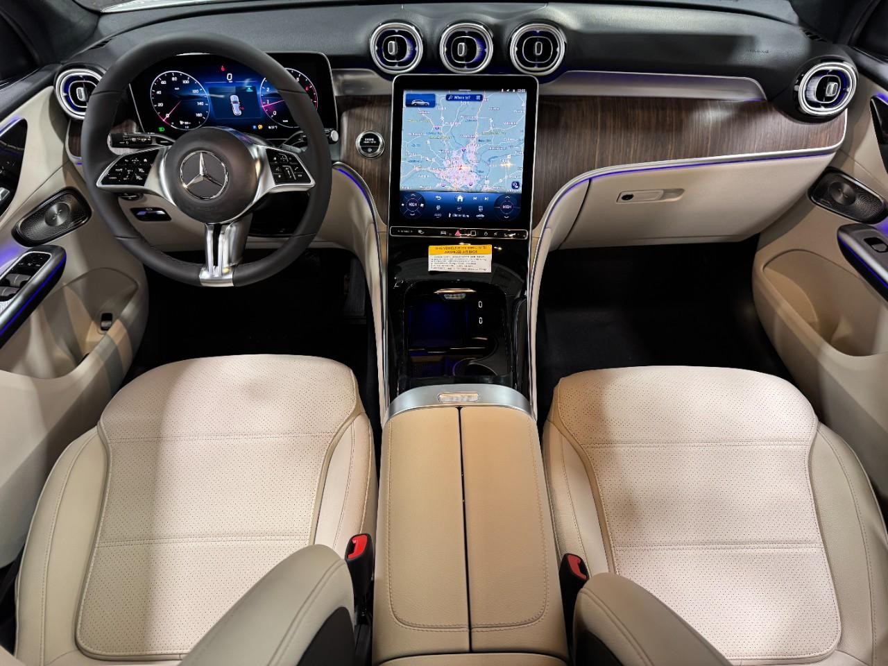 Mercedes-Benz GLC Vehicle Full-screen Gallery Image 12