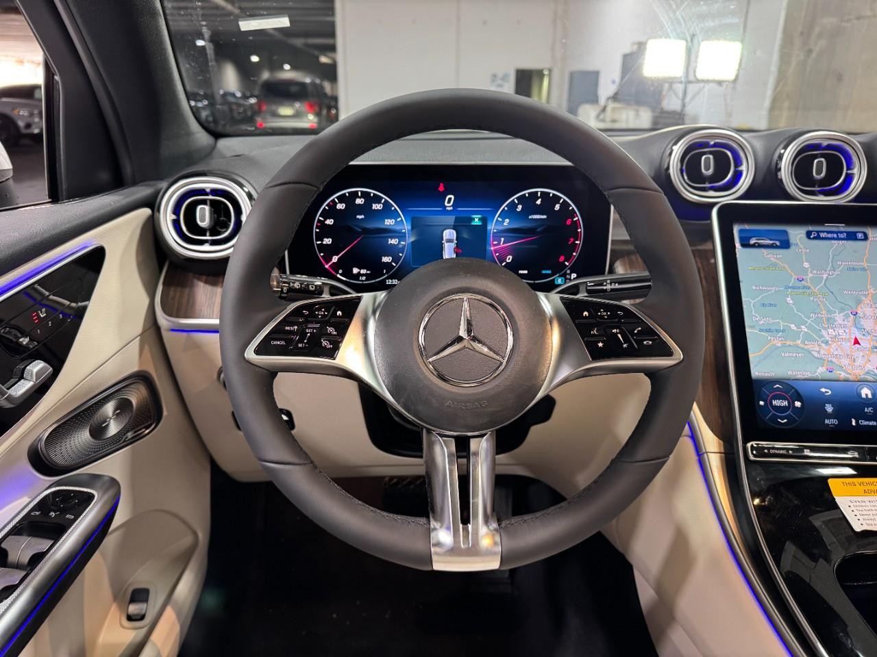 Mercedes-Benz GLC Vehicle Full-screen Gallery Image 13