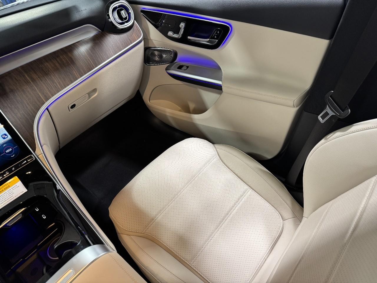 Mercedes-Benz GLC Vehicle Full-screen Gallery Image 15